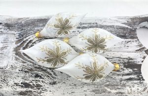 Vianočné olivy 30/461-5/8x4/4ks - biely mrazolak + zlatá vločka