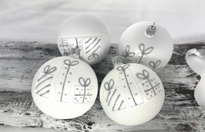 Vianočné gule 24/8827/8/4ks - biely balíček, strieborná mašľa