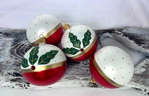 Vianočné gule 80/1865/8/4ks - červeno-biele, zel. listy + šaton