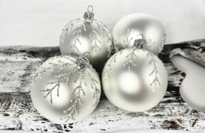 Vianočné gule 24/8831/8/4ks - biela, strieborné konáriky