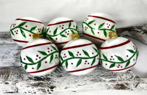 Vianočné gule 26/2047/7/6ks - tradičná, červené kruhy , zelené listy okolo