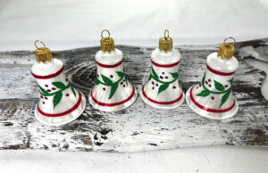 Vianočné zvončeky 56/068/5,5/4ks - tradičná, červené kruhy, zelené listy okolo