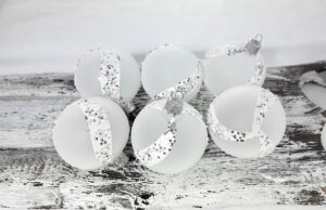 Vianočné gule 20/8551-4/6/6ks - biela, strieb. štvorce