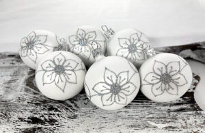 Vianočné gule 24/8904/6/6ks - biele, strieb.holog. kvietok